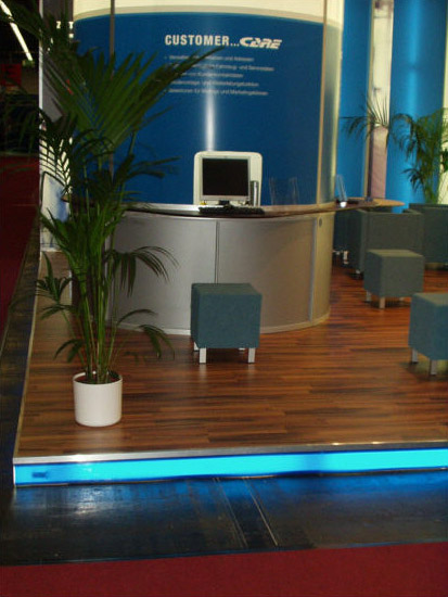 Abgeh�ngte Stoffdecke Leuchts�ule und Leuchtwand mit Leuchttheke und farblich abgestimmten Barhockern und Sesseln eigens f�r den Messestand hergestellt