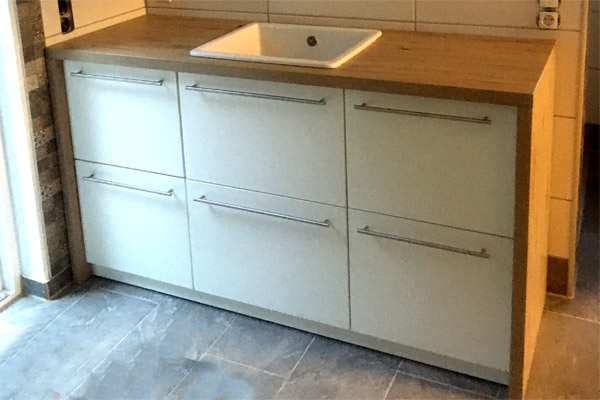 Waschtisch und Einbaubadregal