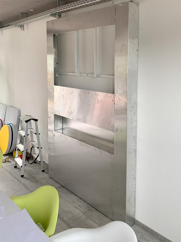 Blechm�bel Absorberschaum Falz belegt Mit integriertem Monitor und Schallschluck