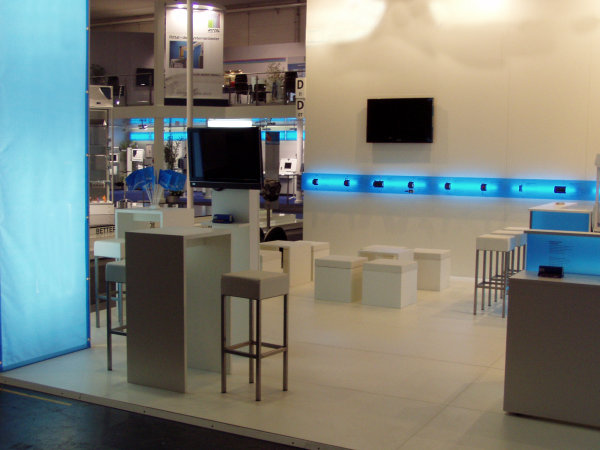 Messestand mit Flachbildschirmen, Hocker, Thekenstuhl Birte, Leuchts�ulen, Leuchttheke, XXL-Druck