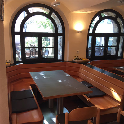 Restauranteinrichtung mit Tischen und St�hlen Objekteinrichtung