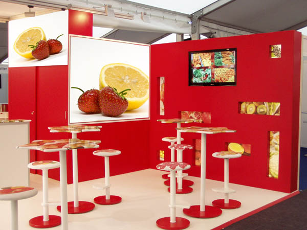 Messestand f�r Lebensmitteldiscounter mit Freiformdrucken: Theke, St�hle, Hocker, W�nde, Stehtische, Prospektst�nder