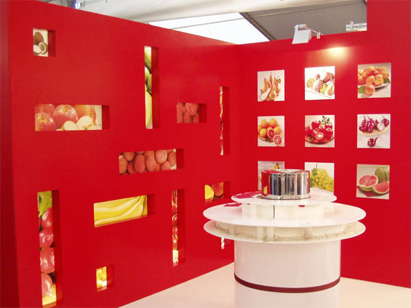 Messestand f�r Lebensmitteldiscounter mit Freiformdrucken: Theke, St�hle, Hocker, W�nde, Stehtische, Prospektst�nder
