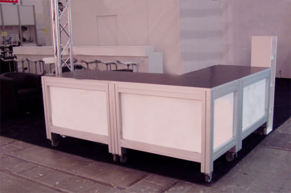 Messestand mit Traversen, Stellw�nden und Beleuchtung und Theke Nassau mit Rollen