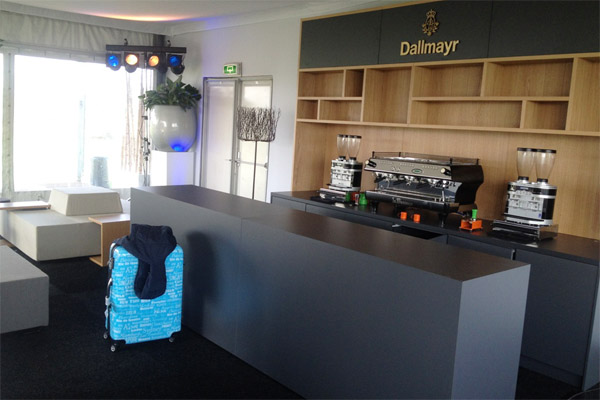 Objekteinrichtung Hotel mit Empfangstheke, Kaffeebar, Regalen, Loungem�beln, Sitzecke, B�nke