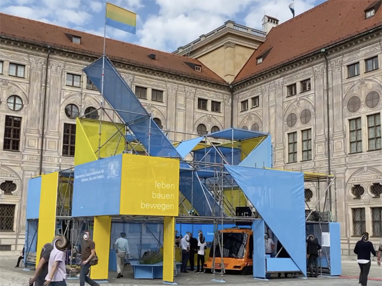 Freihstehender Open Space Messestand f�r das Bayrische Staatsministerium Wohnen, Bau und Verkehr auf der IAA Mobility 2021 vor der Staatskanzlei