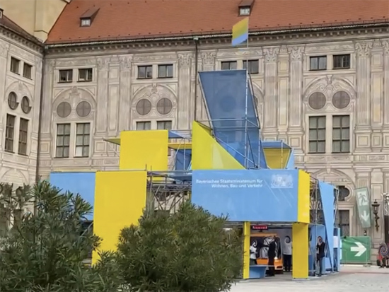 Freihstehender Open Space Messestand f�r das Bayrische Staatsministerium Wohnen, Bau und Verkehr auf der IAA Mobility 2021 vor der Staatskanzlei