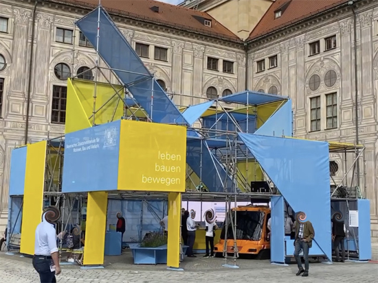 Freihstehender Open Space Messestand f�r das Bayrische Staatsministerium Wohnen, Bau und Verkehr auf der IAA Mobility 2021 vor der Staatskanzlei