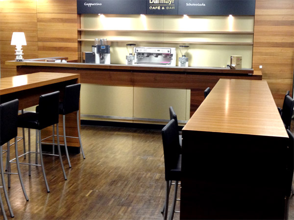 Tische Nussbaum, Theke Nussbaum Alu Gold eloxiert Sitzecke mit B�nken, Beistelltischen, Hockern