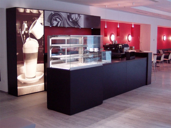 Objekteinrichtung Kaffeebar mit Theke, Leuchtelementen, St�hlen, Tischen, Stehtischen, Loungeecke, Beleuchtung