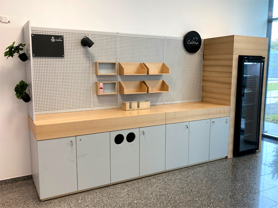 Objekteinrichtung K&uuml;che mit K&uuml;hlschrankverkleidung, Arbeitsplatte, Regalen, abschlie&szlig;baren Schr&auml;nken, M&uuml;llsammler, Becherhalter