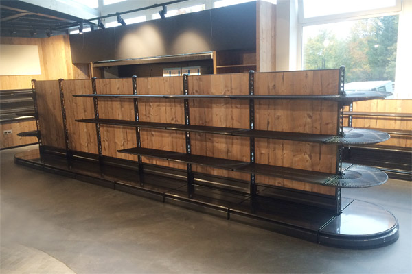 Objekteinrichtung Laden mit Ladenregalen Meter Elemente aus Metall mit Holzwand