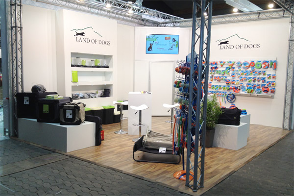 ca. 6m x 6m mit Kabine gro�er LCD Bildschirm
Stehtischen, Laminat, Barhocker, Podesten, Beleuchtung, Traversen... 