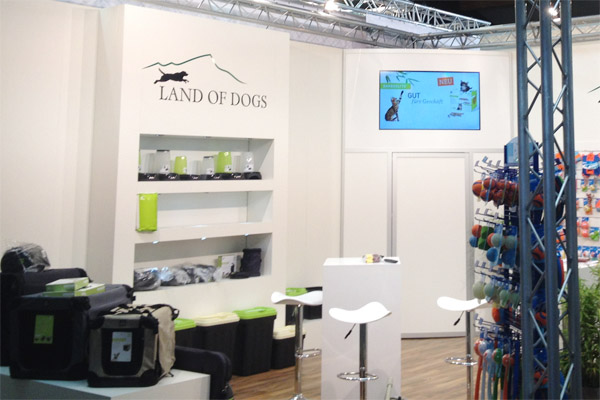 ca. 6m x 6m mit Kabine gro�er LCD Bildschirm
Stehtischen, Laminat, Barhocker, Podesten, Beleuchtung, Traversen... 