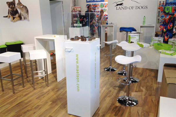 Messestand ca. 8m x 6m mit Kabine gro�er LCD Bildschirm
Stehtischen, Laminat, Standvitrine, Barhocker, Podesten, Beleuchtung, Traversen... 