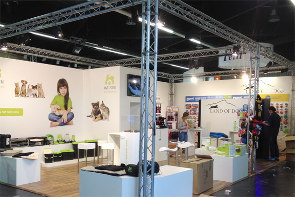 Messestand ca. 8m x 6m mit Kabine gro�er LCD Bildschirm
Stehtischen, Laminat, Standvitrine, Barhocker, Podesten, Beleuchtung, Traversen... 