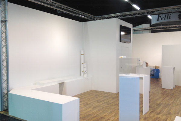 Messestand ca. 8m x 6m mit Kabine gro�er LCD Bildschirm
Stehtischen, Laminat, Standvitrine, Barhocker, Podesten, Beleuchtung, Traversen... 