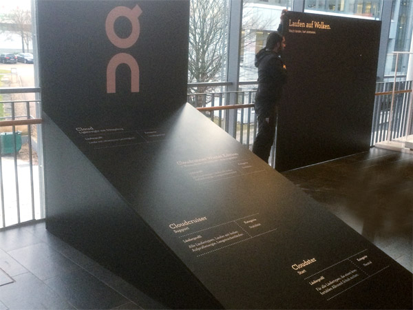 kleiner Messestand mit Regalen, Pr�sentern und schr�gem Podest