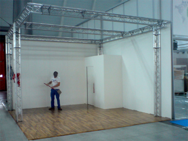 Systemmessestand 5x7m
mit Traversen, Stellw�nden, Kabine und Laminatboden