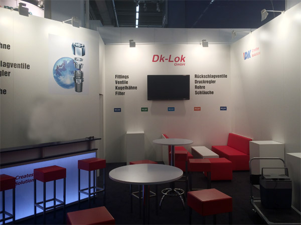 Messestand mit Barhocker, Leuchttheke, Loungehocker und Bank Serie Sinsheim
Eckvitrine Offenburg, Beleuchtung...