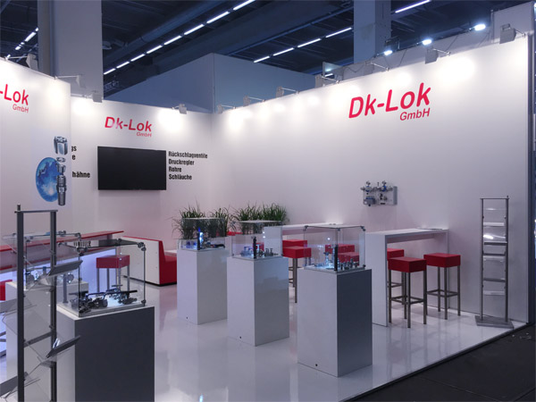 Messestand mit hochglanzboden wei&szlig; Leuchtvitrine Luftig (Akkubetrieb) Barhocker, Leuchttheke, Displays, Pr&auml;senter...