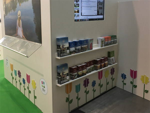 Messestand mit aus Kunststoff gefr�sten und bedruckten Blumen ca. 120m� mit Regalen aus Plexiglas, eingebauten Bildschirmen, Teppich, Aufsteller, Displays und Pr�sentern...