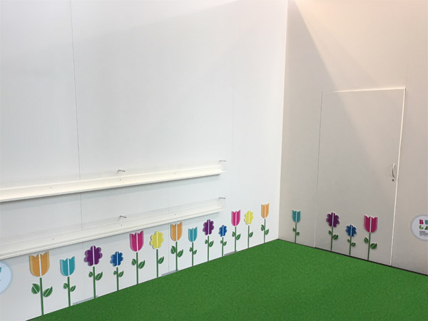 Messestand mit aus Kunststoff gefr�sten und bedruckten Blumen ca. 120m� mit Regalen aus Plexiglas, eingebauten Bildschirmen, Teppich, Aufsteller, Displays und Pr�sentern...