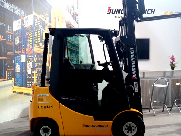 Messestand mit Digitaldrucken, Deckendisplay, Theke, Leuchtelementen, St�hlen, Tischen, Stehtischen, Beleuchtung