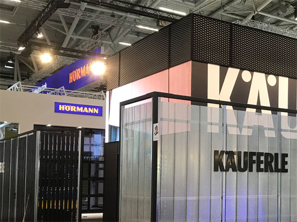 Messestand mit LED Wand ca. 1,5m hoch und ca 5m breit Module mit Aufl&ouml;sung nach Wunsch Unterschiedliche Modulgr&ouml;&szlig;en m&ouml;glich Stoffabh&auml;ngung beleuchtet Absperrst&auml;nder, Displays, Pr&auml;senter, Stellw&auml;nde, K�chenblock, Sideboard, Theke...