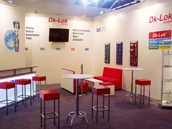 Messestand Look mit Leuchttheke Lindau, Barhocker Birte, Loungeserie Luzern