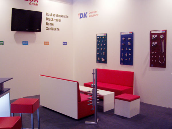 Messestand Look mit Leuchttheke Lindau, Barhocker Birte, Loungeserie Luzern