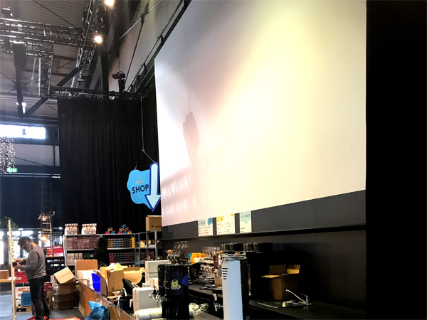 Messestand Schiebevorh�nge, Riesige leinwand 12m x 4m, Stahlregale mit Druck, B�den, Diskokugel, Theke, Beistelltische
