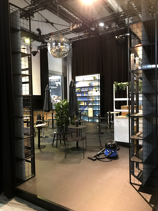 Messestand Schiebevorh�nge, Riesige leinwand 12m x 4m, Stahlregale mit Druck, B�den, Diskokugel, Theke, Beistelltische