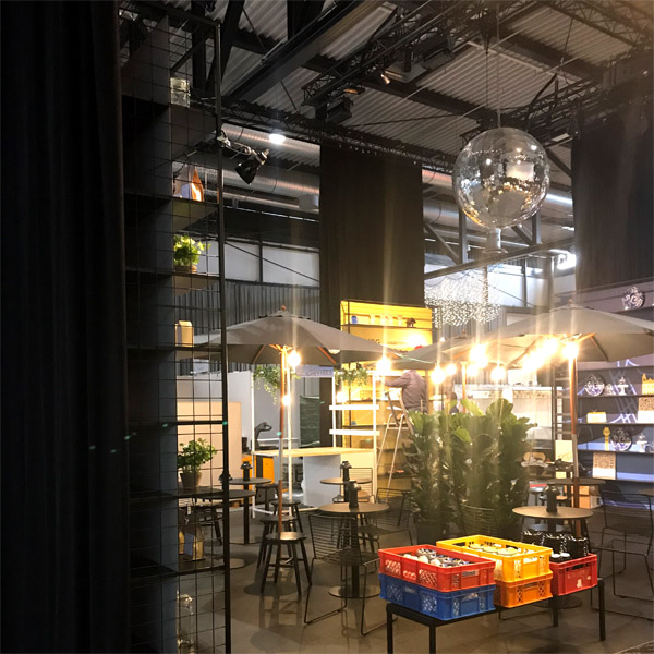 Messestand Schiebevorh�nge, Riesige leinwand 12m x 4m, Stahlregale mit Druck, B�den, Diskokugel, Theke, Beistelltische