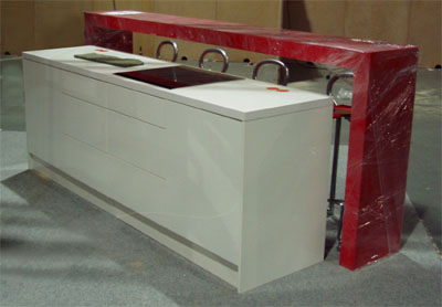 Messestand mit Traversen, Theke, Bestuhlung, Prospektst�nder, Strahler