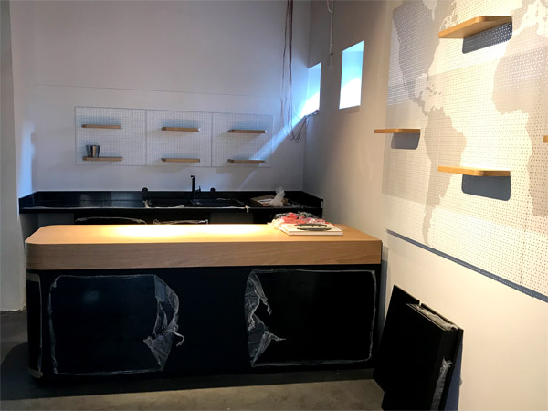 Theke mit Sp�le, Lochr�ckwand mit Einh�ngeb�den und Digitaldruck