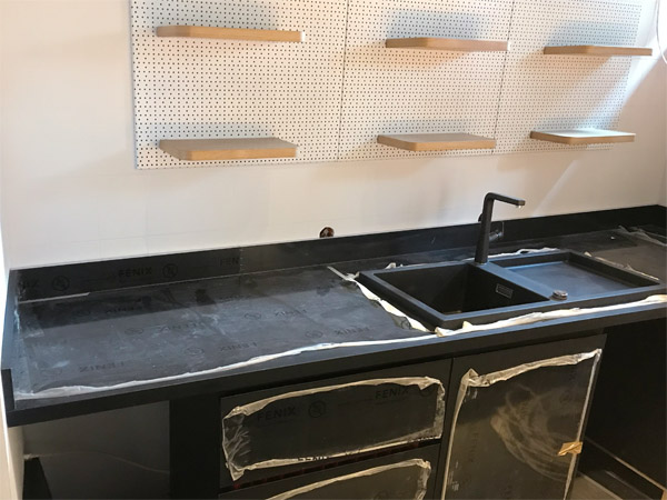 Theke mit Sp�le, Lochr�ckwand mit Einh�ngeb�den und Digitaldruck