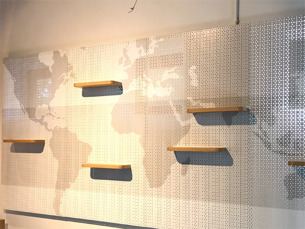 Theke mit Sp�le, Lochr�ckwand mit Einh�ngeb�den und Digitaldruck