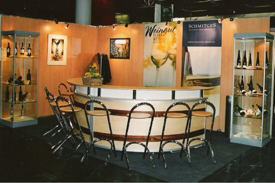 Holzstellw�nde Glasvitrinen und Messetheke