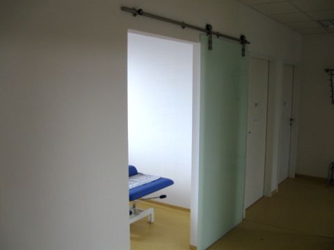 Objekteinrichtung Fitnessstudio mit Empfangstheken, Glasschiebet�ren, Spinden, Schr�nken, Spiegelwand