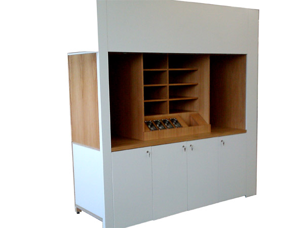 Systemeinrichtung Serviceschrank mit Tischen, B�nken, Hockern