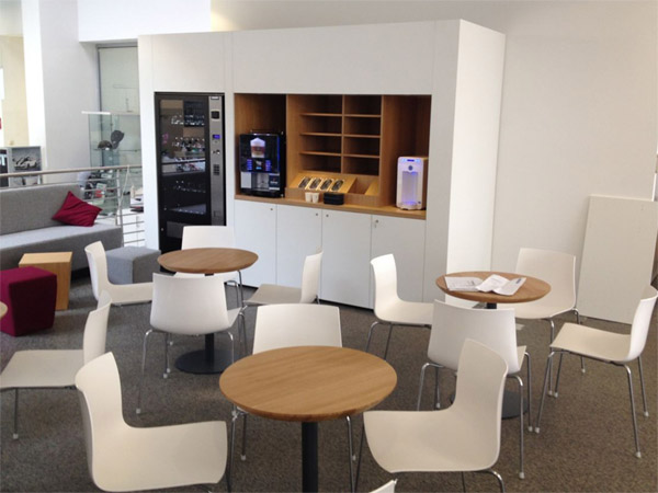 Systemeinrichtung Serviceschrank mit Tischen, B�nken, Hockern