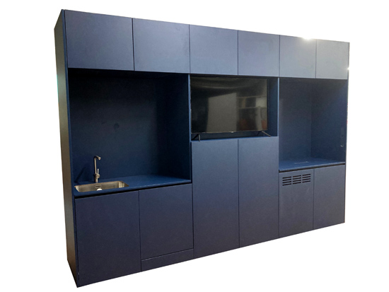 Objekteinrichtung Showk�che Vollkernarbeitsplatte, eingefr�stes Waschbecken r�ckseitig verklebt, M�llkipper aus Aluminium, Arbeitsplatte aus Edelstahl mit Kabelausschnitten