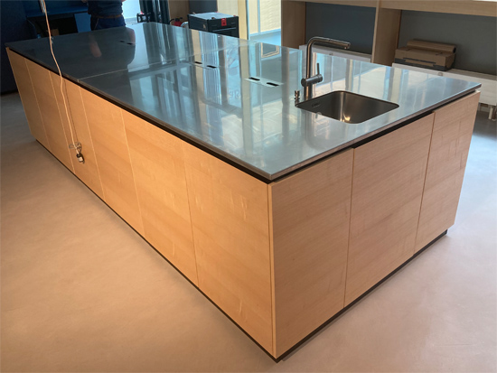 Objekteinrichtung Showk�che Vollkernarbeitsplatte, eingefr�stes Waschbecken r�ckseitig verklebt, M�llkipper aus Aluminium, Arbeitsplatte aus Edelstahl mit Kabelausschnitten