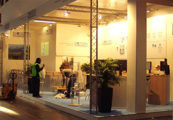 Messestand mit Traversen, Theke, Bestuhlung, Prospektst�nder, Strahler