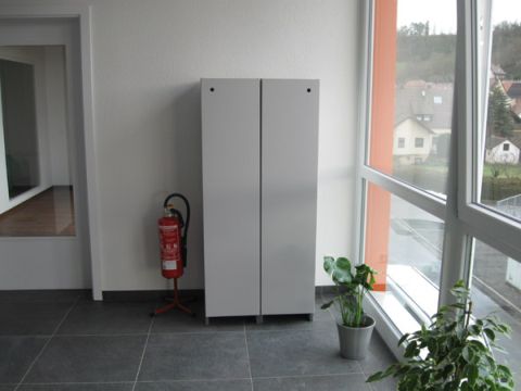 Objekteinrichtung Fitnessstudio mit Empfangstheken, Glasschiebet�ren, Spinden, Schr�nken, Spiegelwand