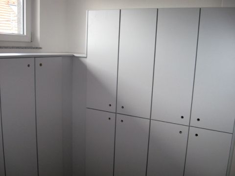 Objekteinrichtung Fitnessstudio mit Empfangstheken, Glasschiebet�ren, Spinden, Schr�nken, Spiegelwand