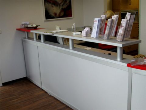 Objekteinrichtung Fitnessstudio mit Empfangstheken, Glasschiebet�ren, Spinden, Schr�nken, Spiegelwand