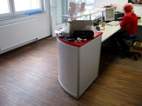 Objekteinrichtung Fitnessstudio mit Empfangstheken, Glasschiebet�ren, Spinden, Schr�nken, Spiegelwand