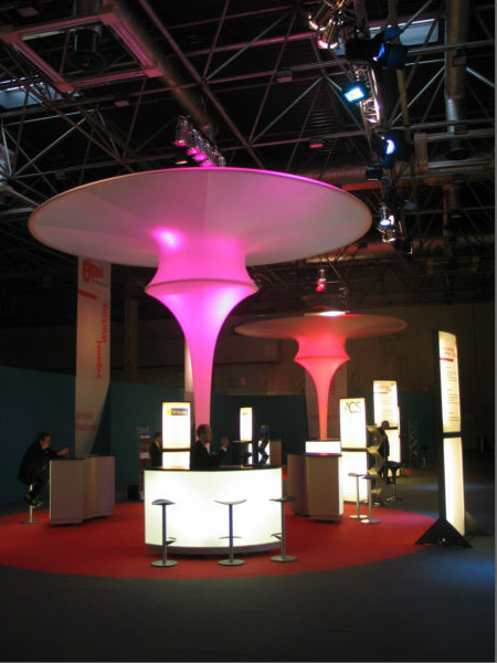 Leuchttheke mit Leuchtpilz und mit bestrahlten Dreiecksflaggen